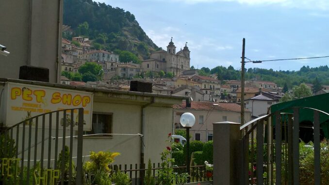 Veduta di Castel di Sangro con la Basilica di Santa Maria Assunta