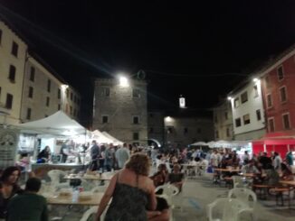 Stand e tavolate di una festa della birra all'aperto, come il Beer Festival di Castel di Sangro