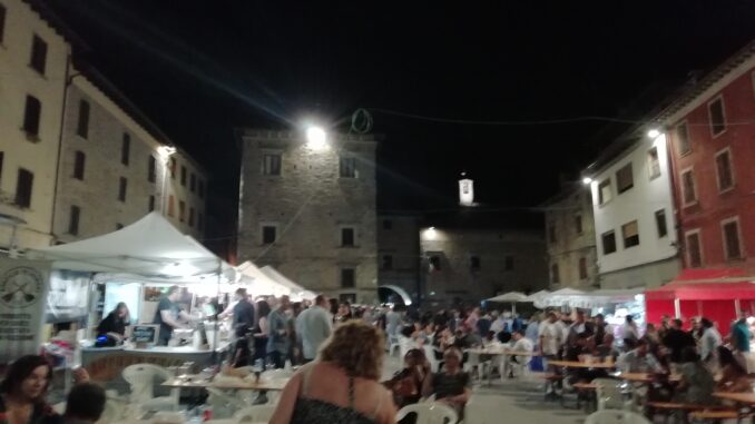 Stand e tavolate di una festa della birra all'aperto, come il Beer Festival di Castel di Sangro