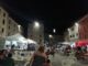 Stand e tavolate di una festa della birra all'aperto, come il Beer Festival di Castel di Sangro