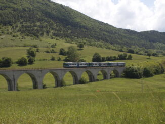 Il treno storico della Transiberiana d'Italia lungo la Ferrovia dei Parchi tra i monti dell'Abruzzo