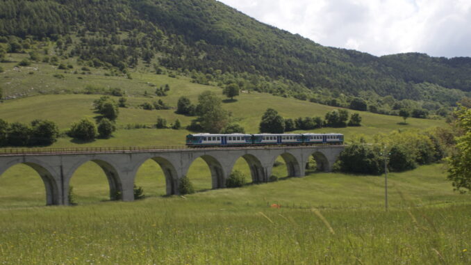 Il treno storico della Transiberiana d'Italia lungo la Ferrovia dei Parchi tra i monti dell'Abruzzo