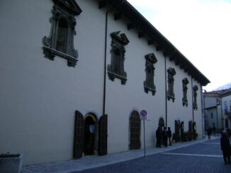 Palazzo Fanzago nel centro storico di Pescocostanzo, borgo di partenza della Corsa dei Tre Comuni 2026