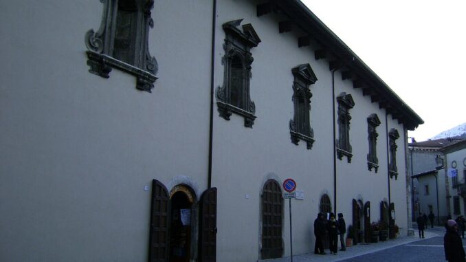 Palazzo Fanzago nel centro storico di Pescocostanzo, borgo di partenza della Corsa dei Tre Comuni 2026