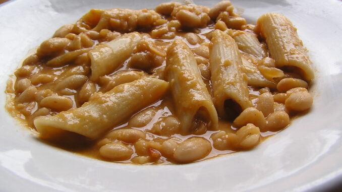 Piatto di pasta e fagioli, il piatto della tradizione da cui derivano i cazzarielli e fasciuole di Castel di Sangro