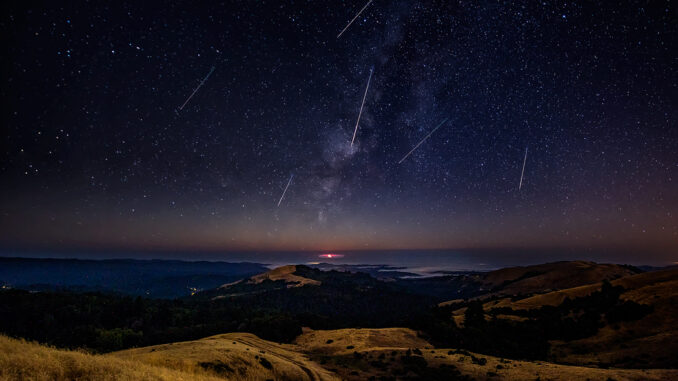 Sciame meteorico delle Perseidi nel cielo notturno, le stelle cadenti della Notte di San Lorenzo