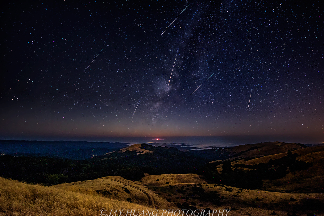 Cielo stellato con le Perseidi durante la Notte di San Lorenzo a Castel di Sangro