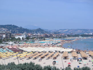 Spiaggia e lungomare di Pescara visti dal Ponte del Mare