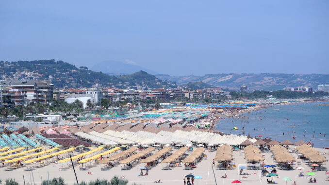 Spiaggia e lungomare di Pescara visti dal Ponte del Mare