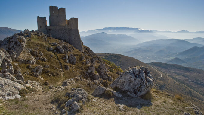 Rocca Calascio, fortezza in pietra sull'Appennino abruzzese