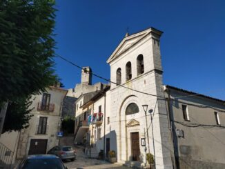 Il borgo medievale di Roccacinquemiglia arroccato sullo sperone di roccia sopra Castel di Sangro