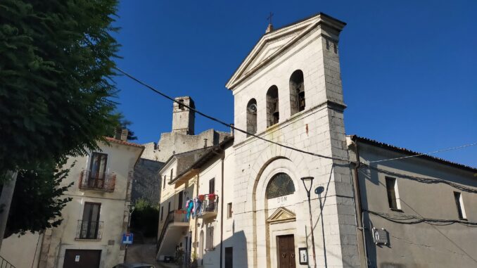 Il borgo medievale di Roccacinquemiglia arroccato sullo sperone di roccia sopra Castel di Sangro