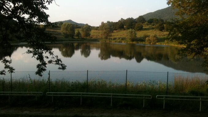 Lago di Feudozzo, frazione di Castel di Sangro, in estate (Alto Sangro, Abruzzo)