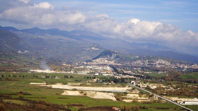 La valle del Sangro a Castel di Sangro, dove corre la pista ciclopedonale