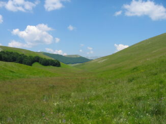 Valle e monti dell'Alto Sangro verso Monte Pratello, terreno per la mountain bike vicino a Castel di Sangro