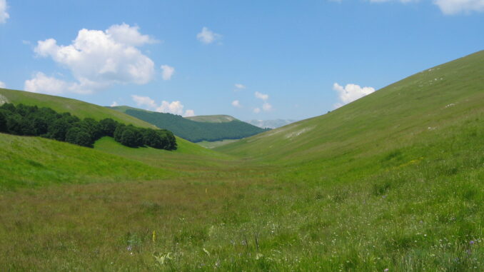 Valle e monti dell'Alto Sangro verso Monte Pratello, terreno per la mountain bike vicino a Castel di Sangro