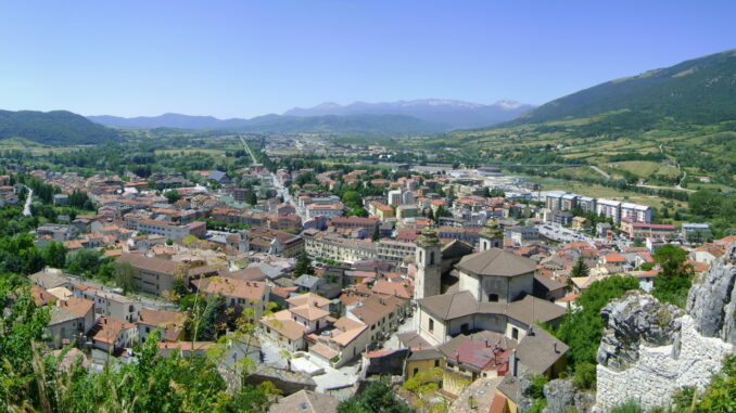 Veduta di Castel di Sangro, dove è in progetto il campo da golf in località Piana Santa Liberata
