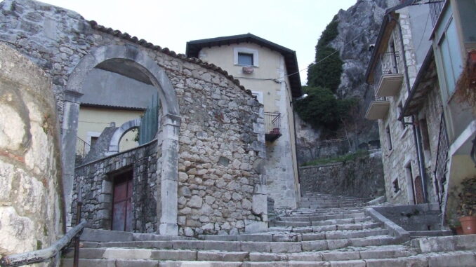 Scorcio di Castel di Sangro, il paese dell'Alto Sangro dove è stato completato il restauro del ponte di via dell'Unità d'Italia