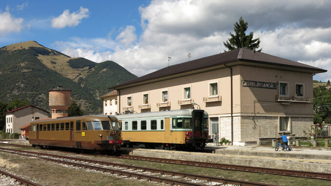 Stazione ferroviaria storica di Castel di Sangro sulla linea della Transiberiana d'Italia