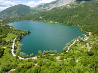 Lago di Scanno, il lago a forma di cuore in Abruzzo vicino a Castel di Sangro