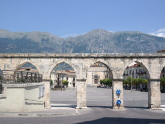 L'acquedotto medievale e piazza Garibaldi a Sulmona, sede dell'International Street Food