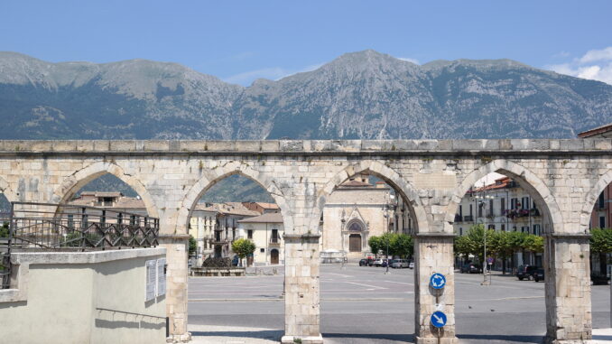 L'acquedotto medievale e piazza Garibaldi a Sulmona, sede dell'International Street Food