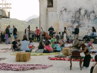 Pubblico e artisti in piazza durante una precedente edizione di Sipario a Scontrone