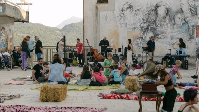 Pubblico e artisti in piazza durante una precedente edizione di Sipario a Scontrone