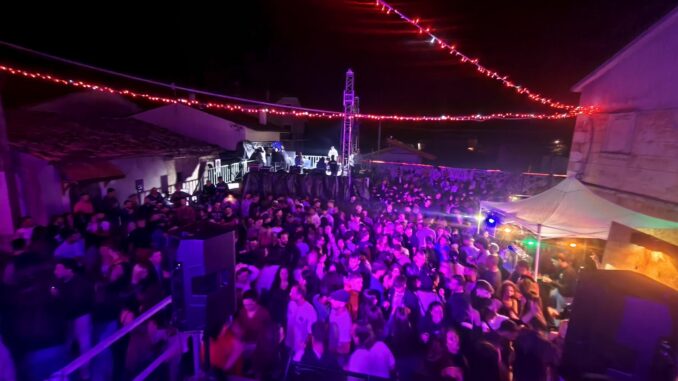 Pubblico e stand dei birrifici artigianali a Villa in Fermento, Scontrone
