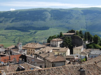Veduta panoramica dall'alto del borgo di Pescocostanzo in Abruzzo