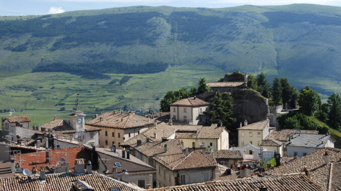 Veduta panoramica dall'alto del borgo di Pescocostanzo in Abruzzo