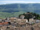 Veduta panoramica dall'alto del borgo di Pescocostanzo in Abruzzo