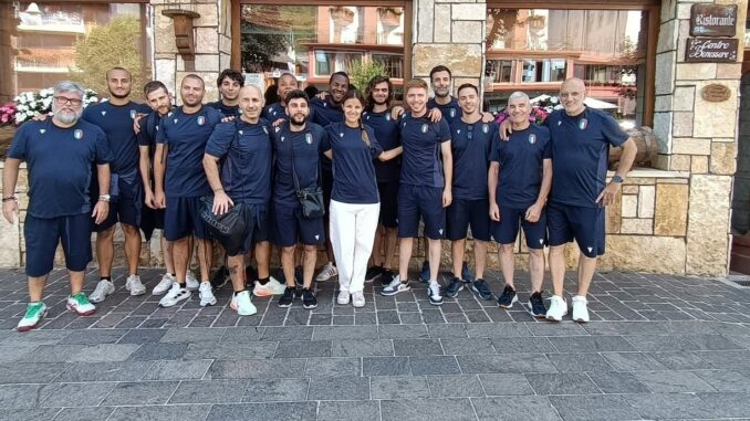 Foto di gruppo della Nazionale italiana di calcio a 5 non vedenti durante il ritiro a Roccaraso